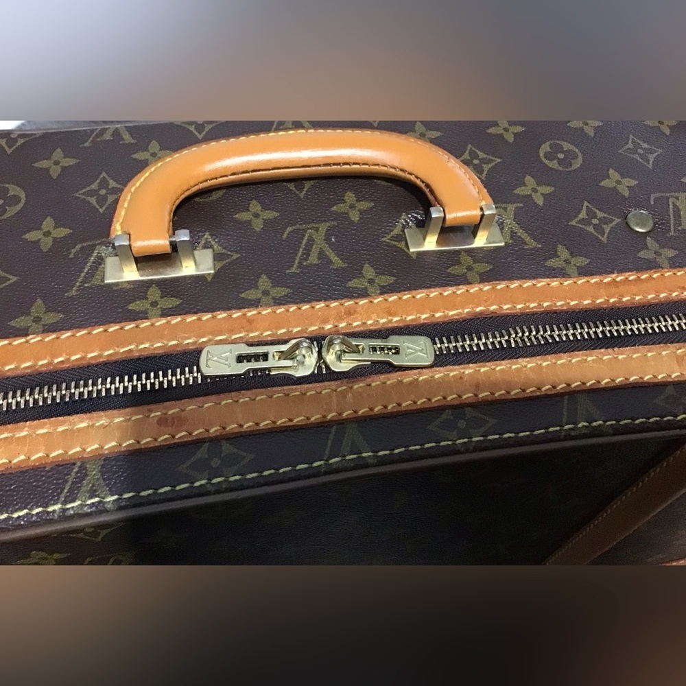Louis Vuitton - Picture 5 of 16